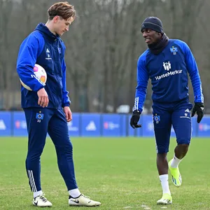 Noah Katterbach (l.) und Jean-Luc Dompé schauen sich beim Individualtraining auf die Füße