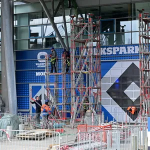 Der Eingang des Volksparkstadions voller Baugeräte