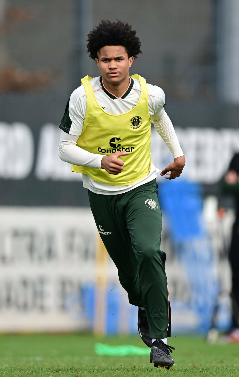 Julien Yanda läuft im Profi-Training des FC St. Pauli