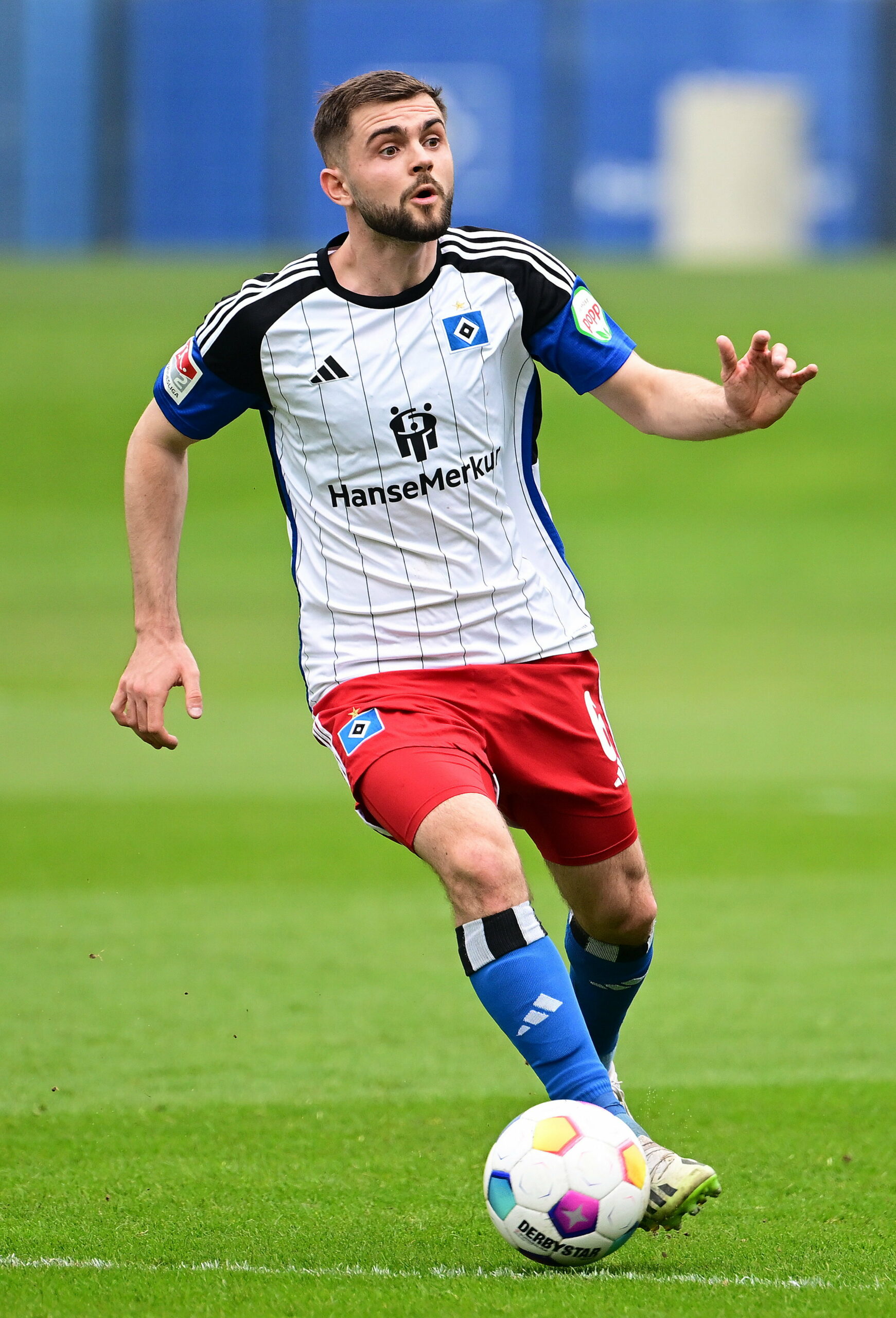 Lukas Poreba dribbelt beim HSV-Test gegen Viborg FF