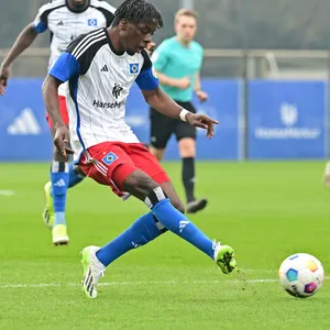 HSV-Talent Glory Kiveta schießt gegen Viborg aufs Tor.