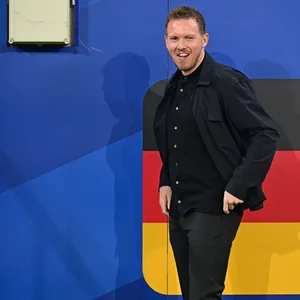 Julian Nagelsmann steht im Spiel gegen Frankreich gut gelaunt an der deutschen Auswechselbank.