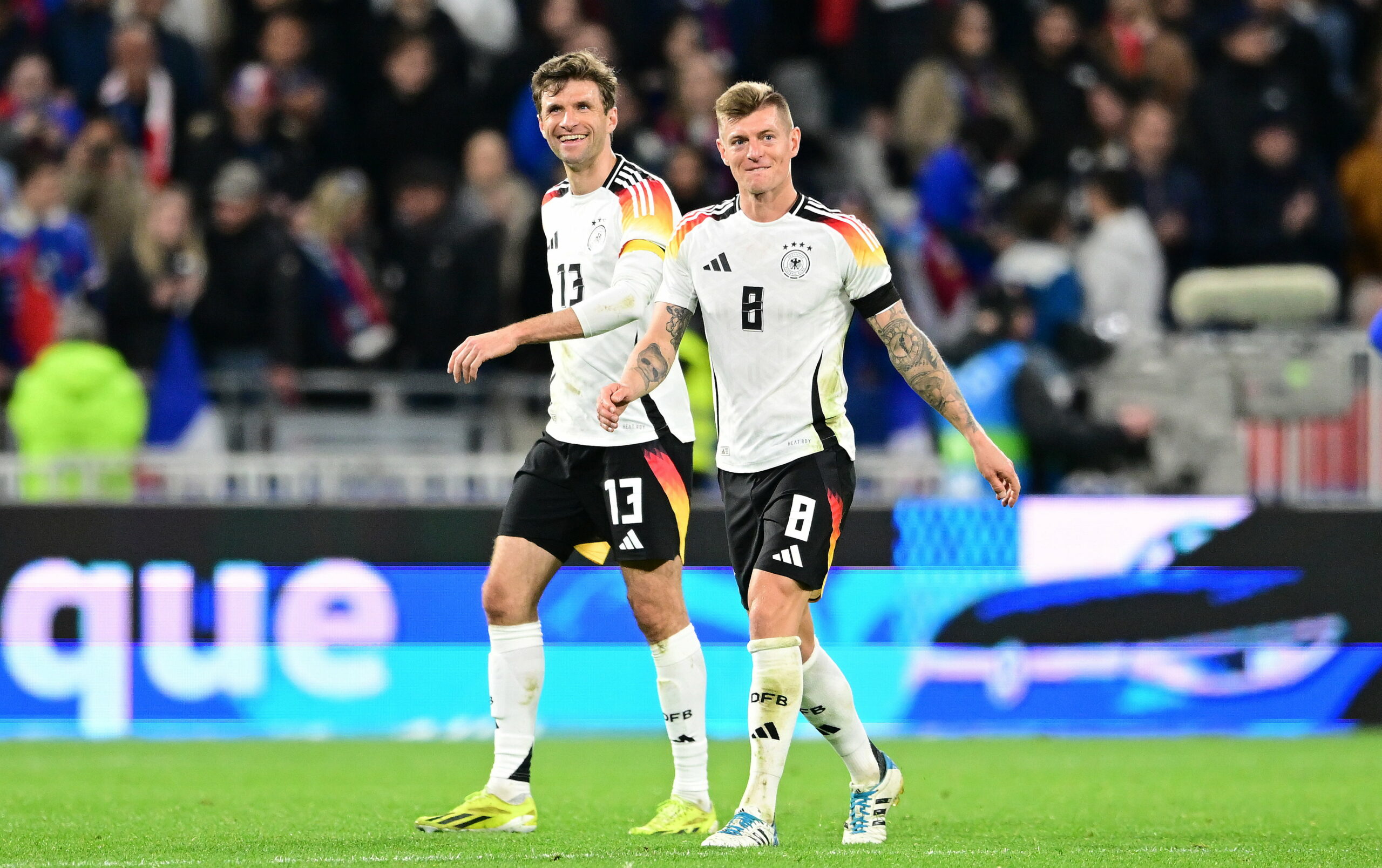 Thomas Müller (hinten) und Toni Kroos könnten bald zu einem neuen Torsong der deutschen Nationalmannschaft jubeln.