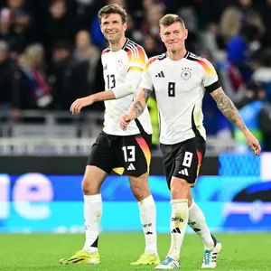 Thomas Müller (hinten) und Toni Kroos könnten bald zu einem neuen Torsong der deutschen Nationalmannschaft jubeln.