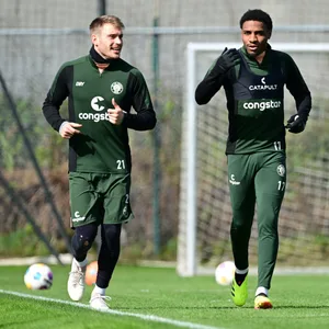 Lars Ritzka (l.) und Oladapo Afolayan im lockeren Plausch am Montag beim St. Pauli-Lauftraining