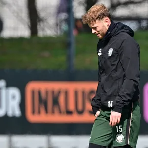 Carlo Boukhalfa verlässt enttäuscht den Trainingsplatz