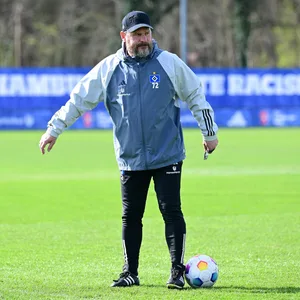 Steffen Baumgart steht auf dem Trainingsplatz