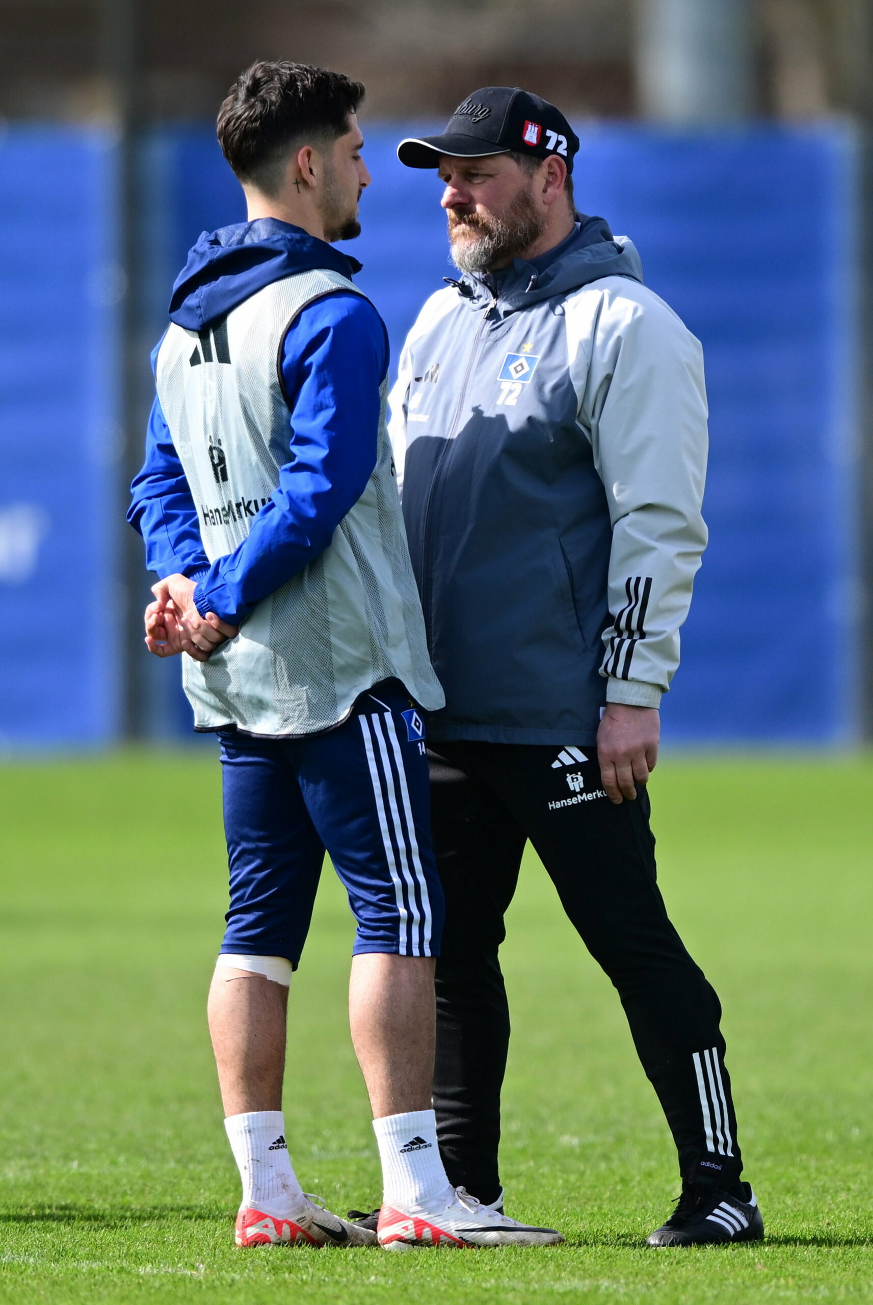Ludovit Reis und Steffen Baumgart im Gespräch beim Training.