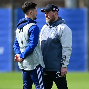 Ludovit Reis und Steffen Baumgart im Gespräch beim Training.