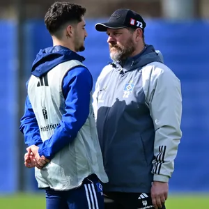 Ludovit Reis spricht mit Steffen Baumgart