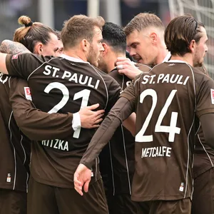 Die Profis des FC St. Pauli jubeln.