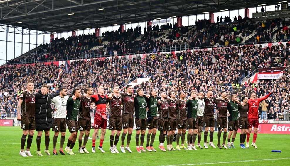 Team des FC St. Pauli im Millerntorstadion