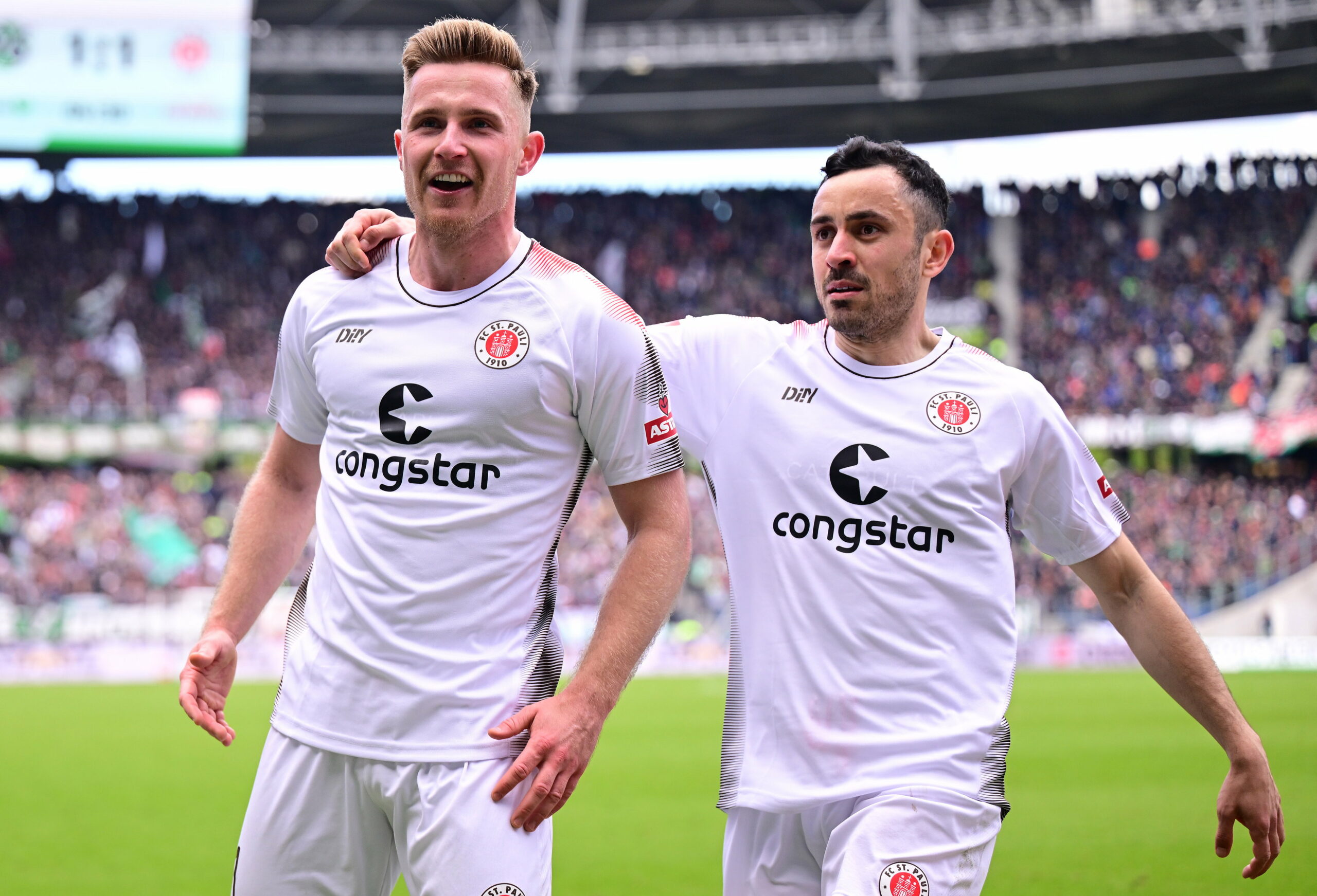 Johannes Eggestein (l.) und Manolis Saliakas jubeln zusammen.