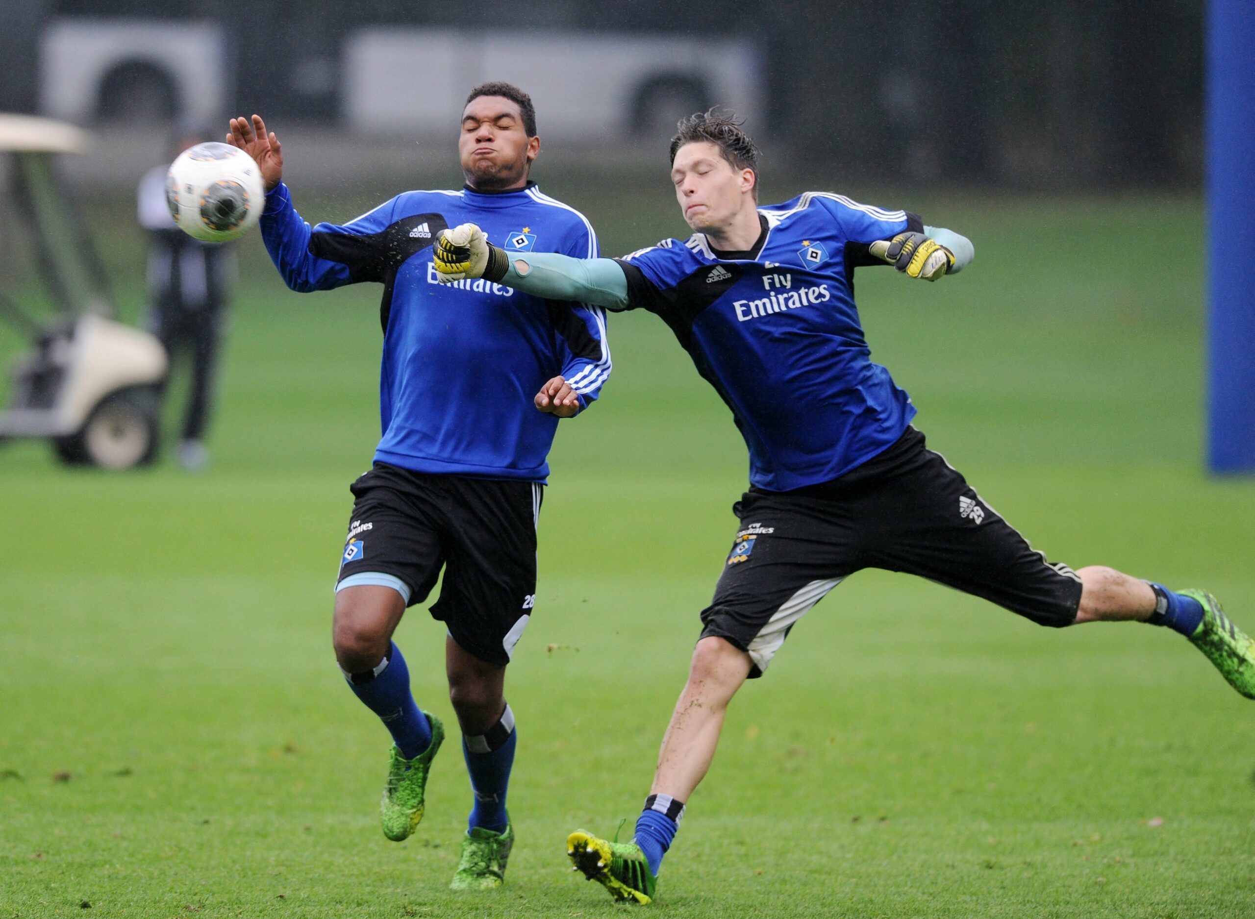 Florian Stritzel faustet einen Ball im HSV-Training weg