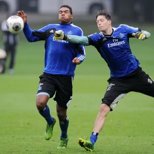 Florian Stritzel faustet einen Ball im HSV-Training weg