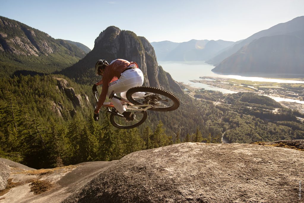 ein Mountainbiker an einem Abhang im Gebirge in Nordamerika