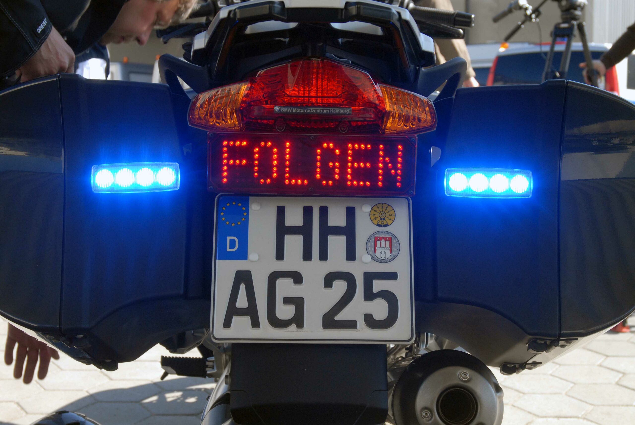 Zivile Motorradpolizisten in hamburg unterwegs – Raser und Rotlichfahrer gestoppt
