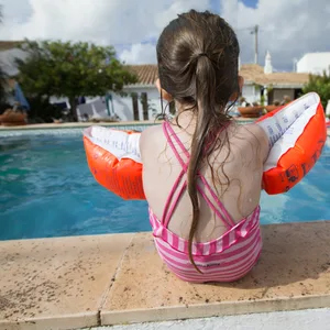 Kind mit Schwimmflügeln
