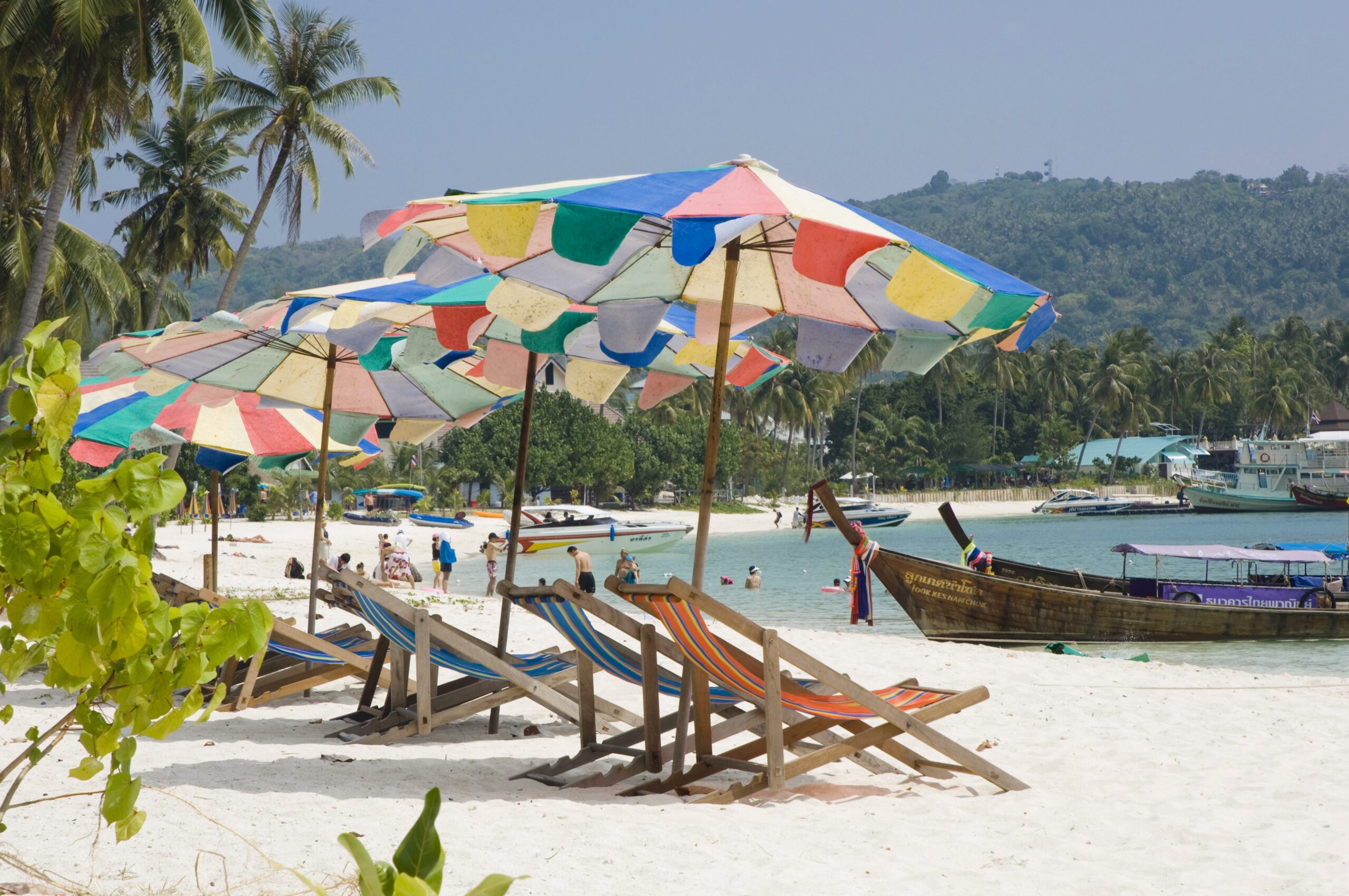 Sonnenschirme am Strand auf der thailändsichen Insel Koh Phi Phi
