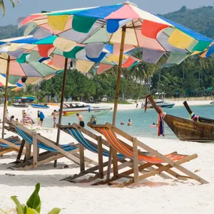 Sonnenschirme am Strand auf der thailändsichen Insel Koh Phi Phi