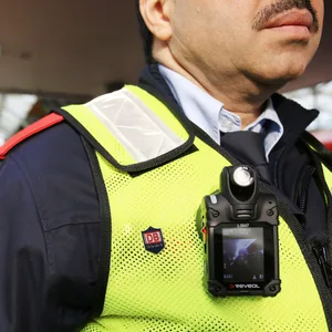 Zugbegleiter in der S-Bahn Hannover sollen künftig Bodycams tragen. (Symbolbild)