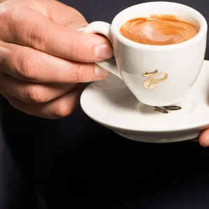 Eine Tasse Kaffee mit dem Logo von Tchibo