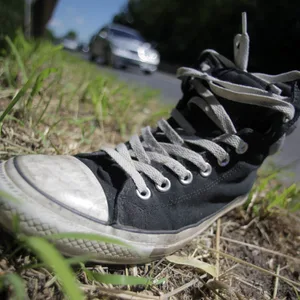 Schuh neben Fahrbahn