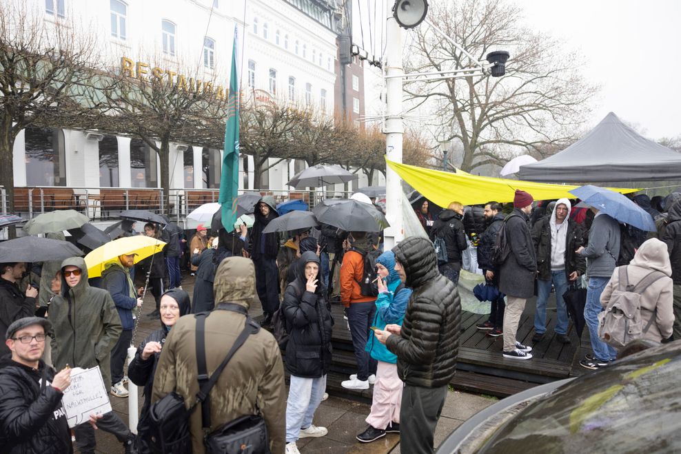 Menschenmene mit Schirmen im Regen