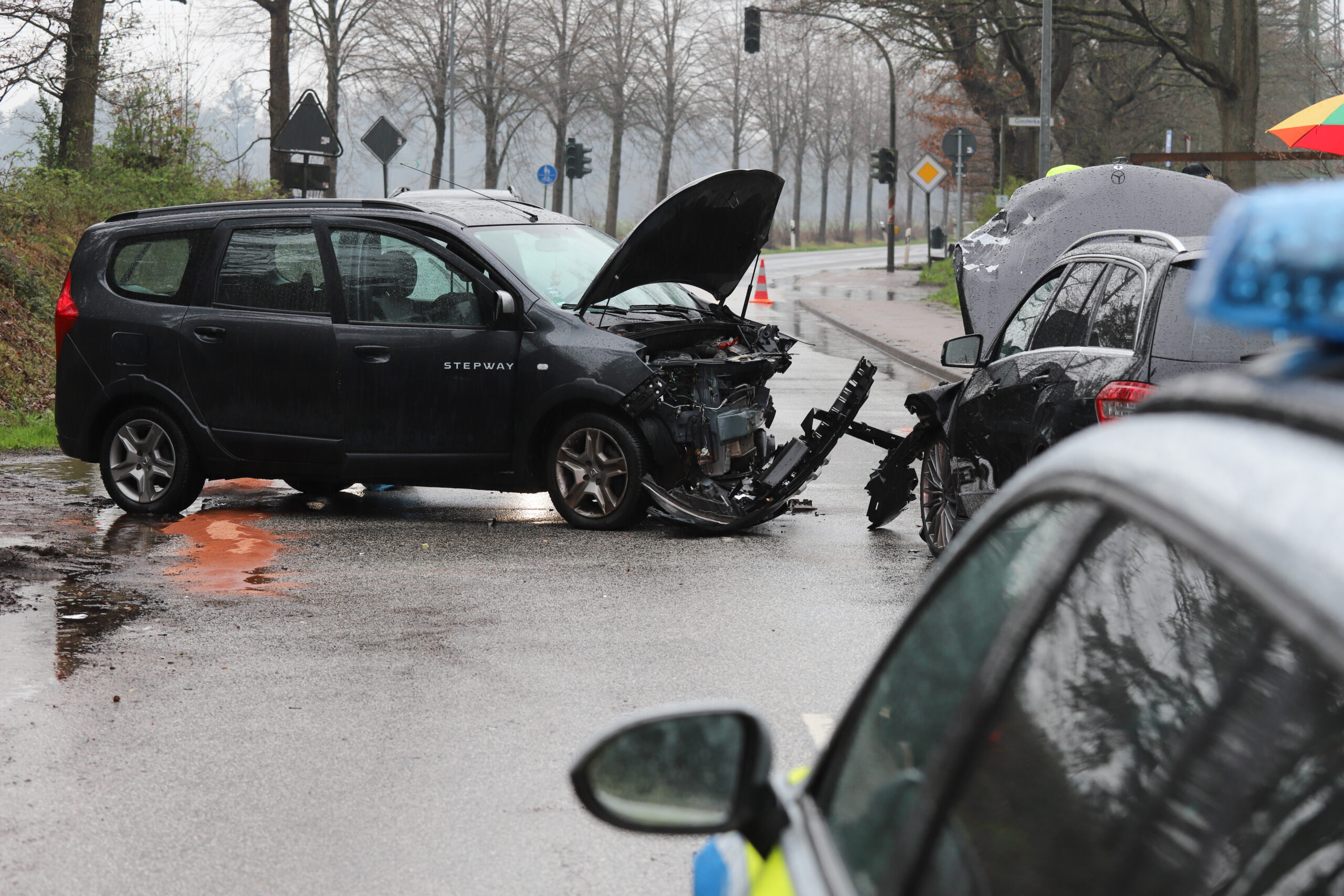 Bei dem Unfall prallten zwei Fahrzeuge frontal ineinander.