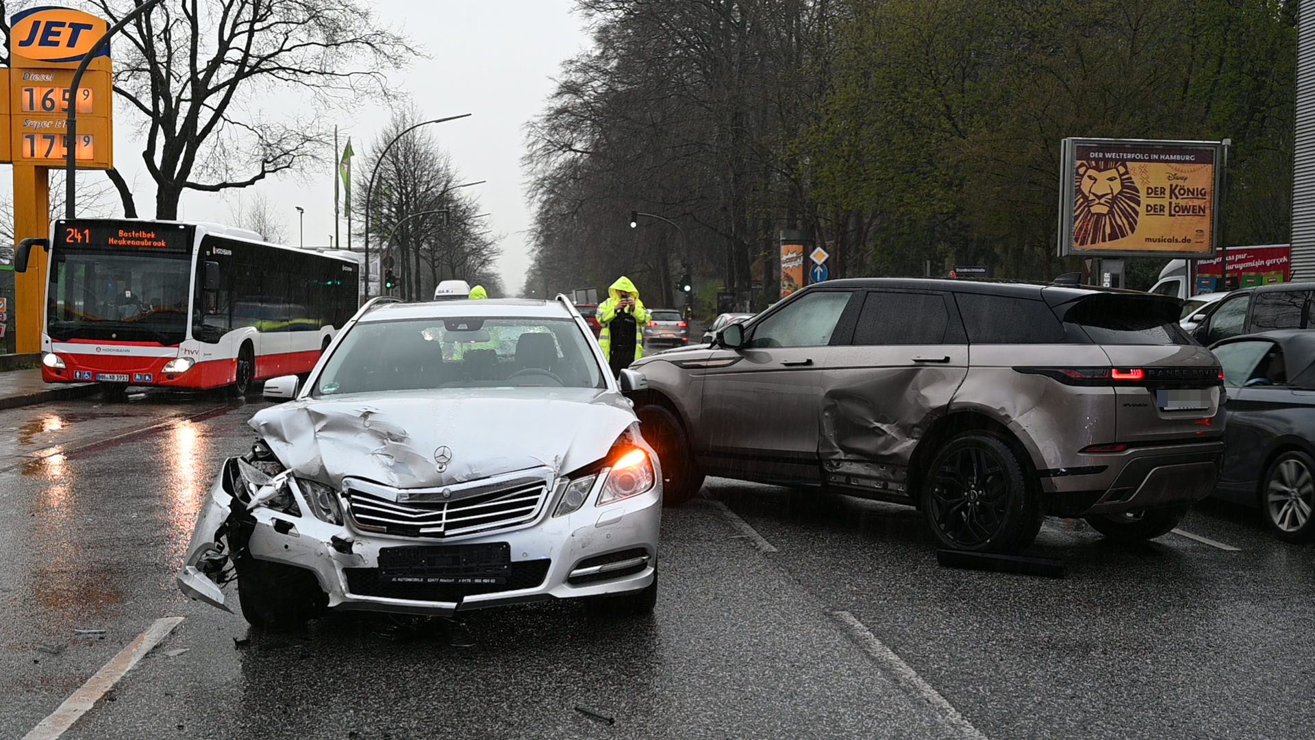 Die Buxtehuder Straße war nach dem Unfall nur einspurig in beide Richtungen befahrbar.