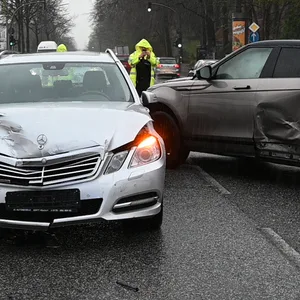 Die Buxtehuder Straße war nach dem Unfall nur einspurig in beide Richtungen befahrbar.