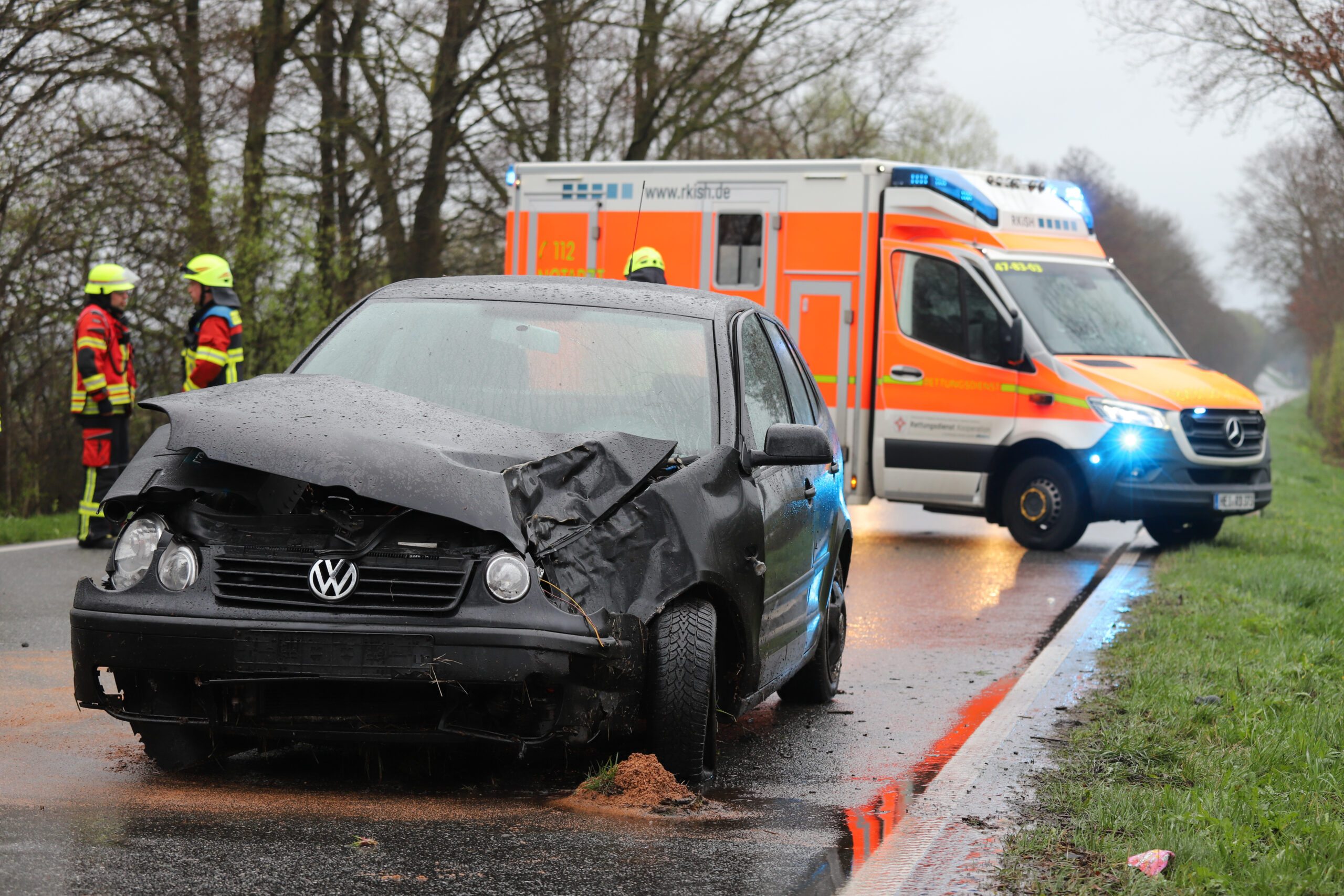 Die Front des VW Polo wurde bei dem Zusammenstoß schwer beschädigt.