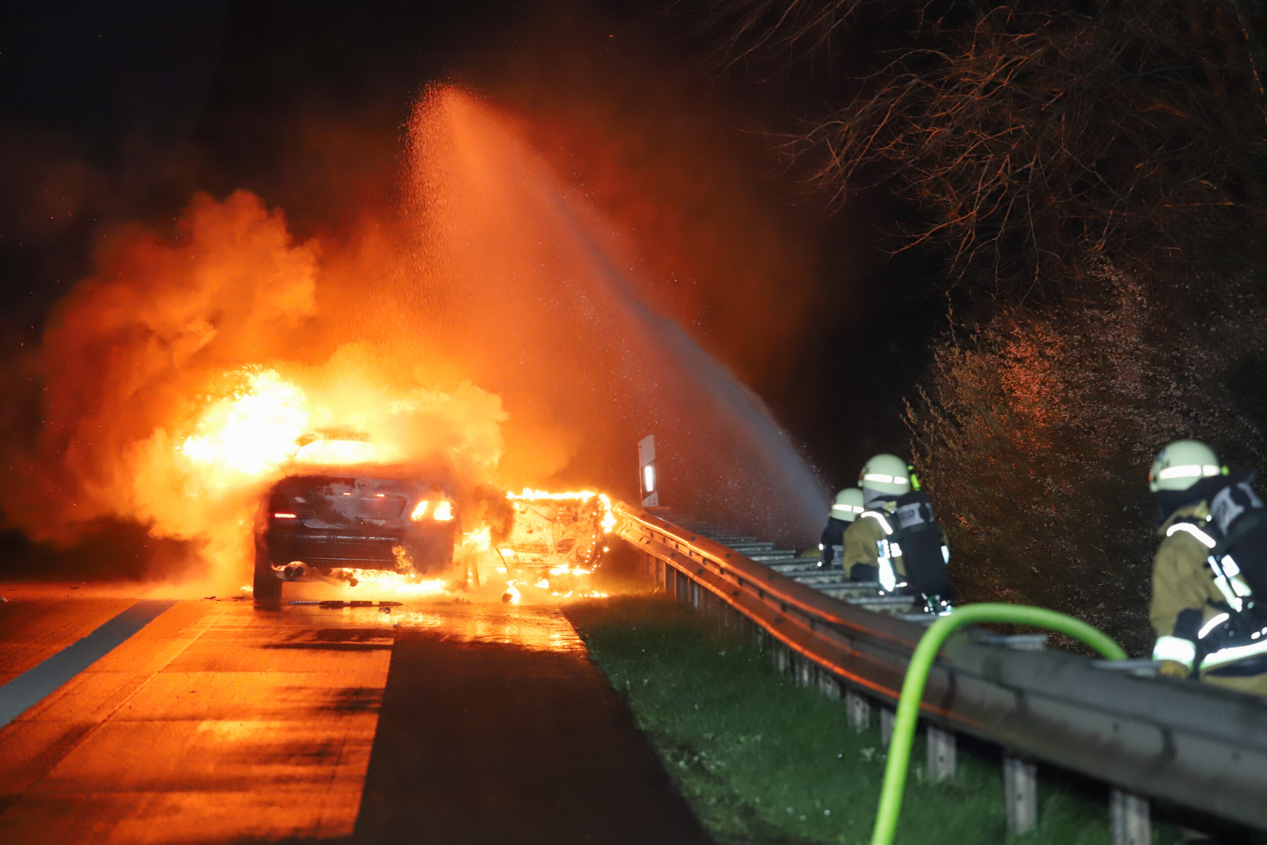 Der Mercedes brannte auf der A23 bei Hamburg komplett aus.