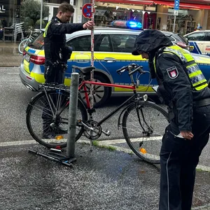 Polizeibeamte am Unfallort