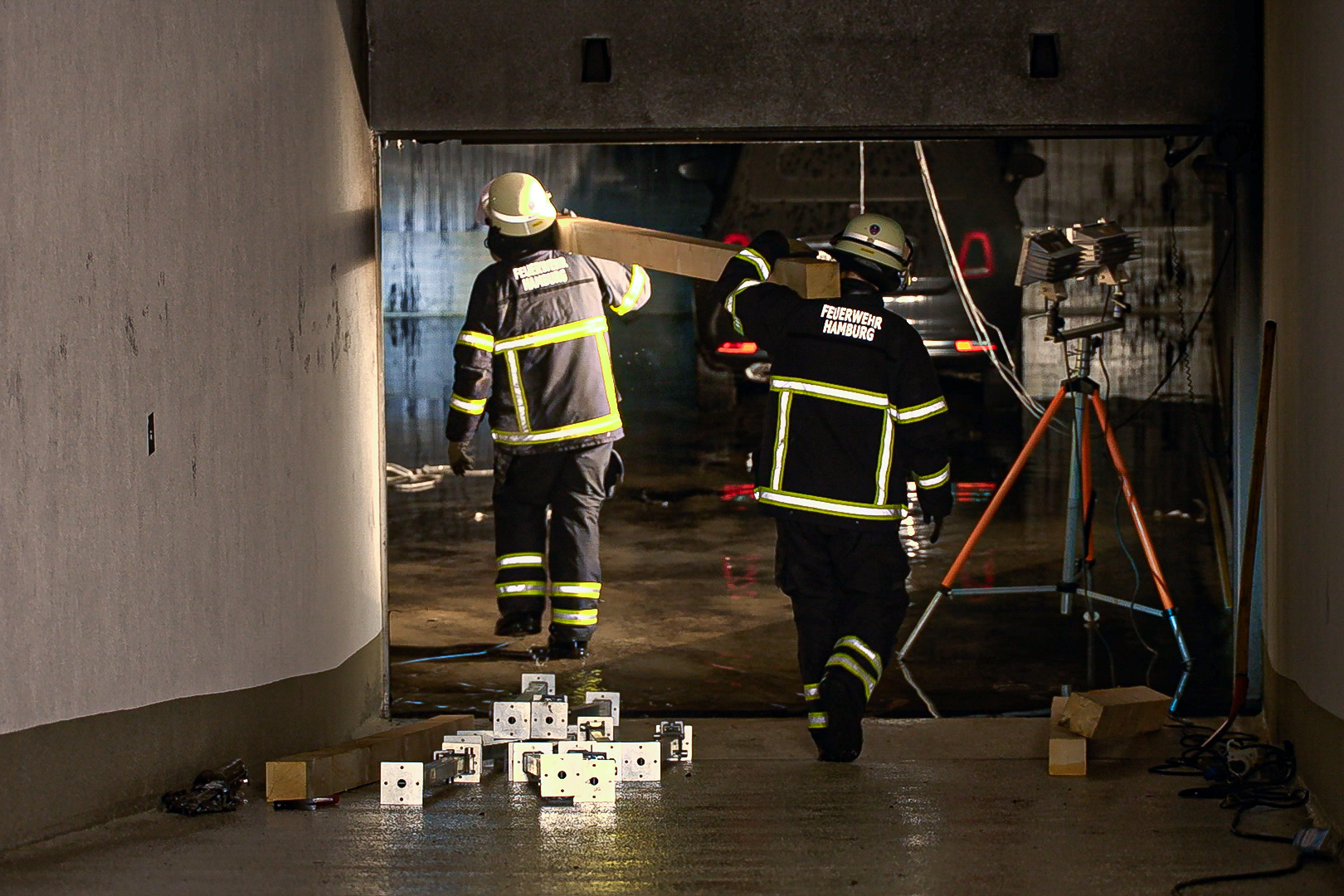 Einsatzkräfte der Feuerwehr und des Technischen Hilfswerks sicherten die einsturzgefährdete Tiefgarage in der Nacht zum Freitag.