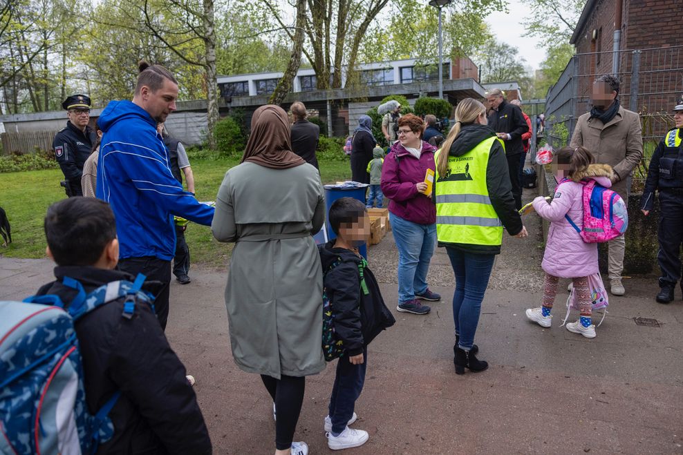 Die Hamburger Polizei hat am Montagmorgen vor einer Grundschule mit ihren Kontrollen von sogenannten Elterntaxis begonnen.