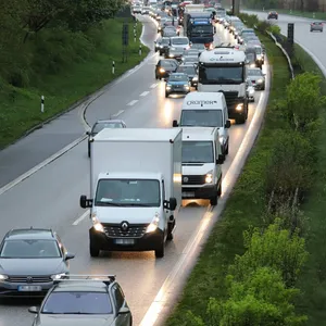 Massenkarambolage auf A23 bei Hamburg mit einen verletzten autofahrer – kilometerlanger Stau