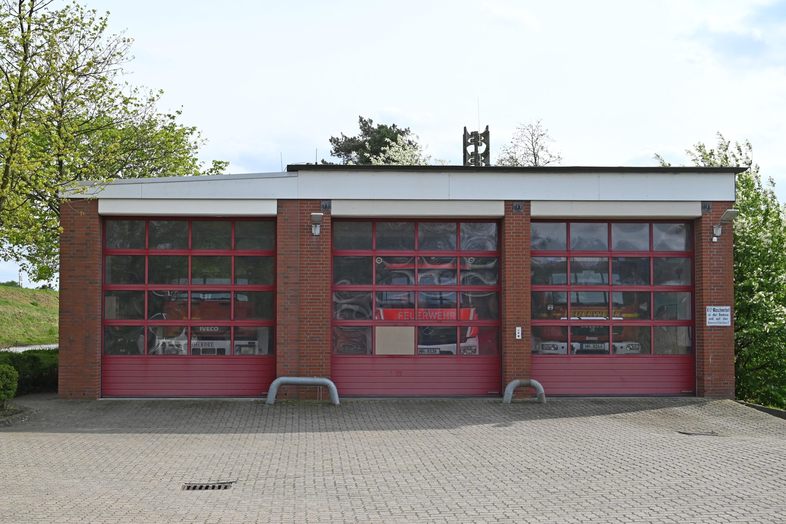 Eine Plexiglasscheibe im Garagentor wurde aufgehebelt. Dadurch erlangten der oder die Täter Zugangs ins Feuerwehr in Francop.