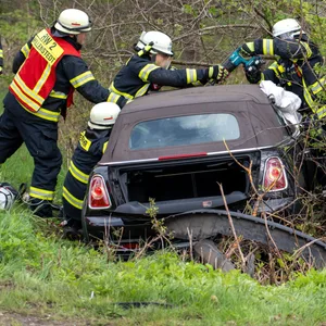 Der Mann wurde im Mini eingeklemmt und musste von der Feuerwehr befreit werden. geschleudert und kam an einem Baum zum Stehen.