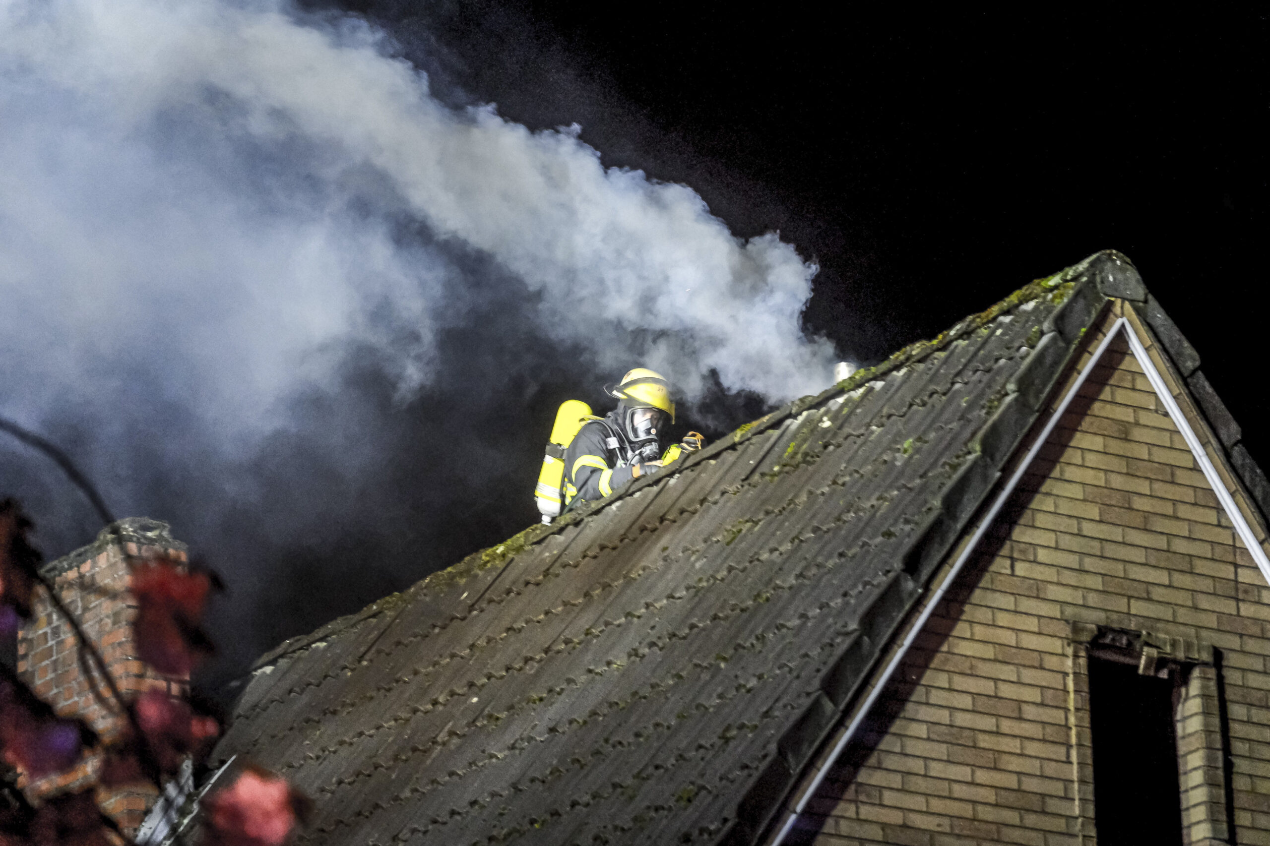 Ein Feuerwehrmann musste aufs Dach klettern und den Schornstein säubern.