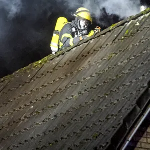 Ein Feuerwehrmann musste aufs Dach klettern und den Schornstein säubern.