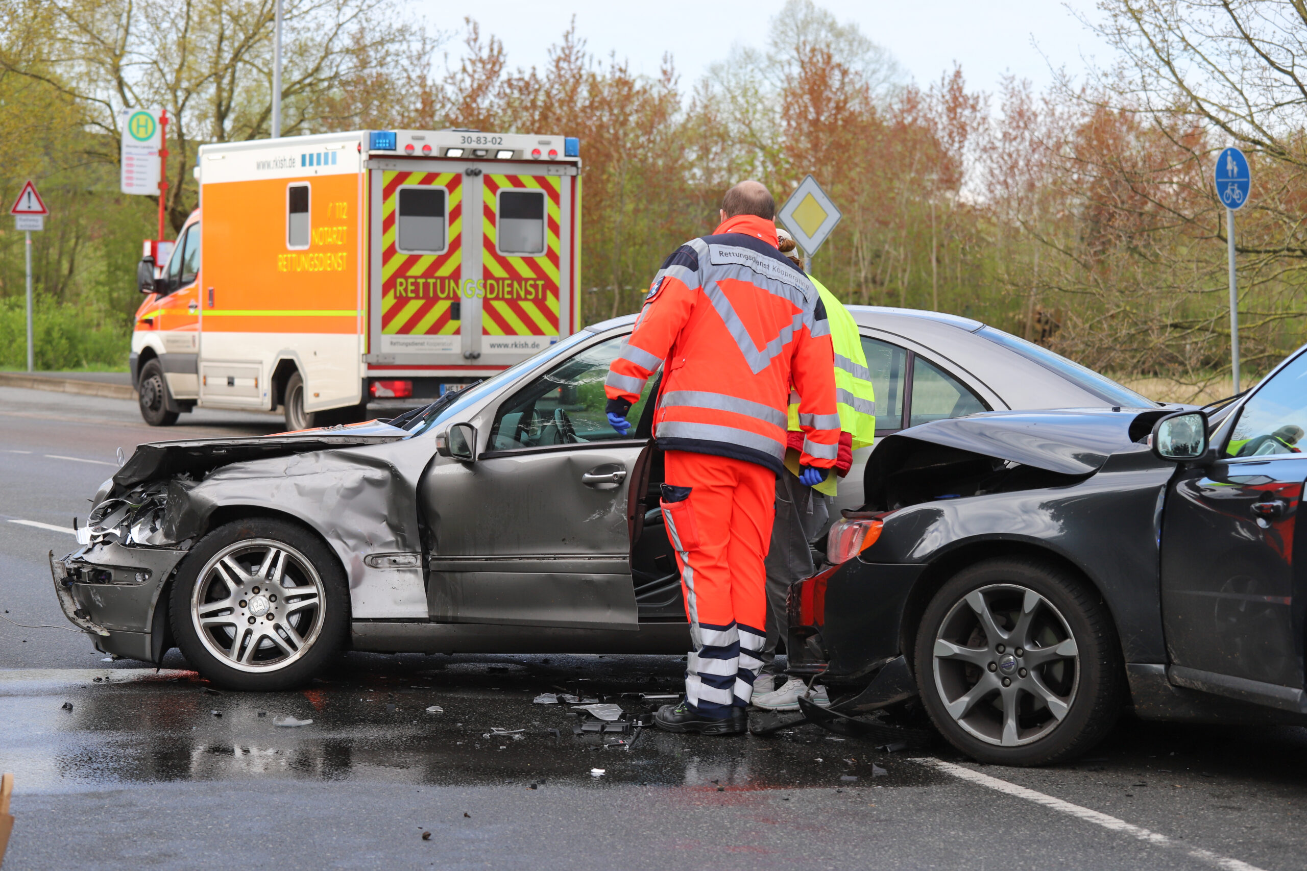 Die beiden Autos waren nicht mehr fahrbereit und mussten abgeschleppt werden.