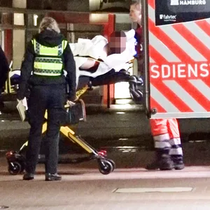 Einer der Kontrahenten wird auf einer Trage zum Krankenwagen gebracht.