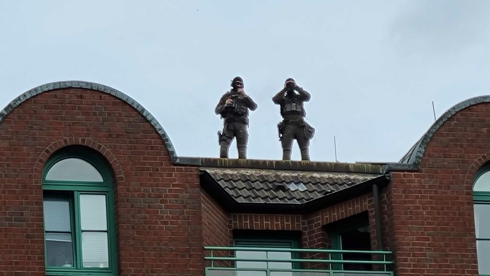 Scharfschützen sichern Scholz-Veranstaltung am Fischmarkt