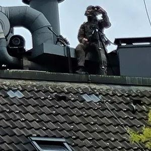 Ist etwas verdächtiges zu sehen? Scharfschützen behalten von Hausdächern aus den Überblick.