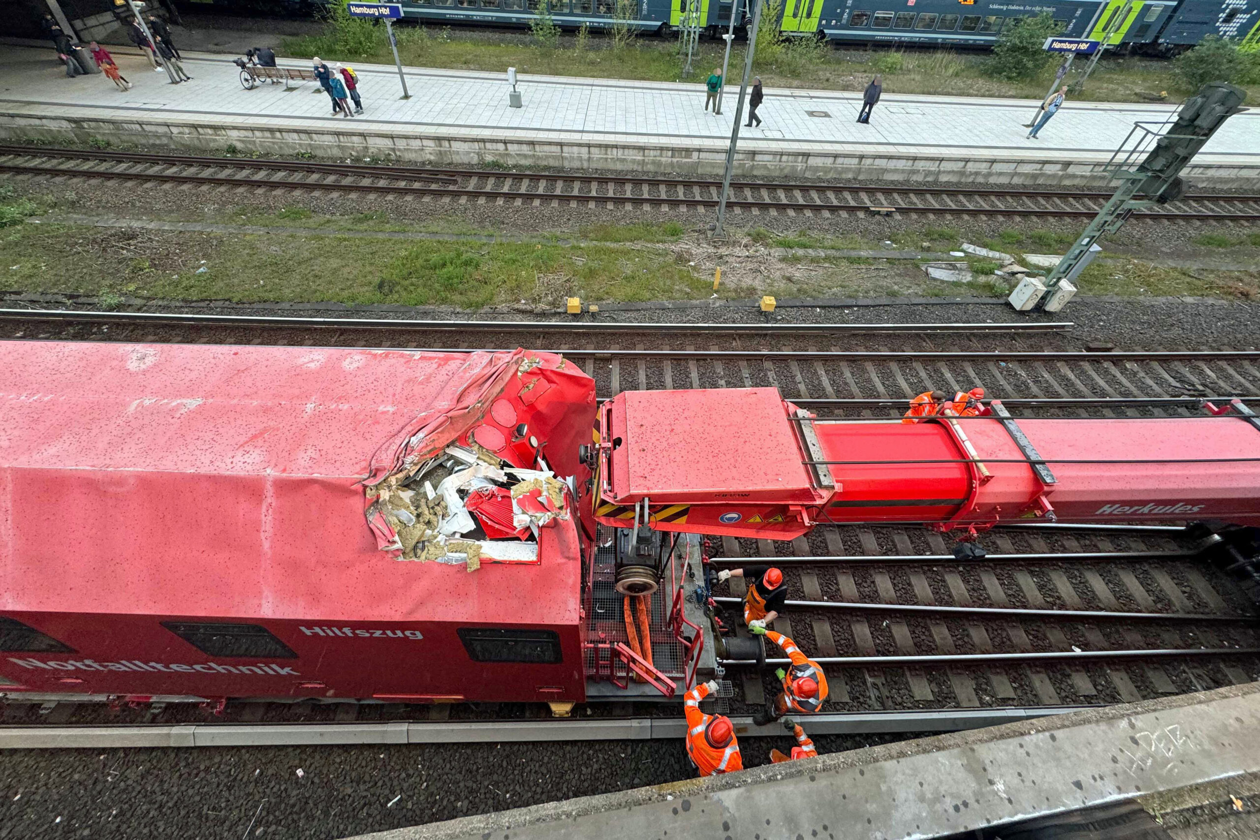Der verunglückte Zug wird am Hamburger Hauptbahnhof mit einem riesigen Schienenkran abgeschleppt.