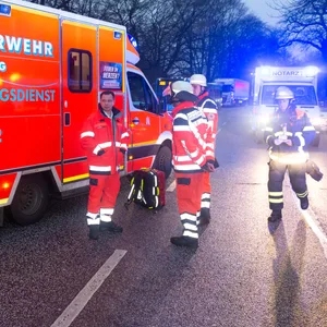 Rettungssanitäter und ein Notarzt im Einsatz (Symbolfoto).