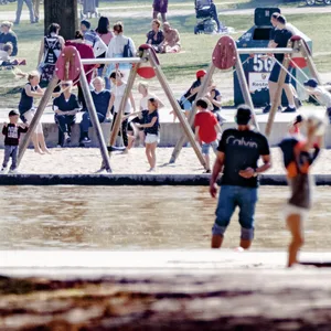 Planschbecken im Stadtpark am Sommertag.