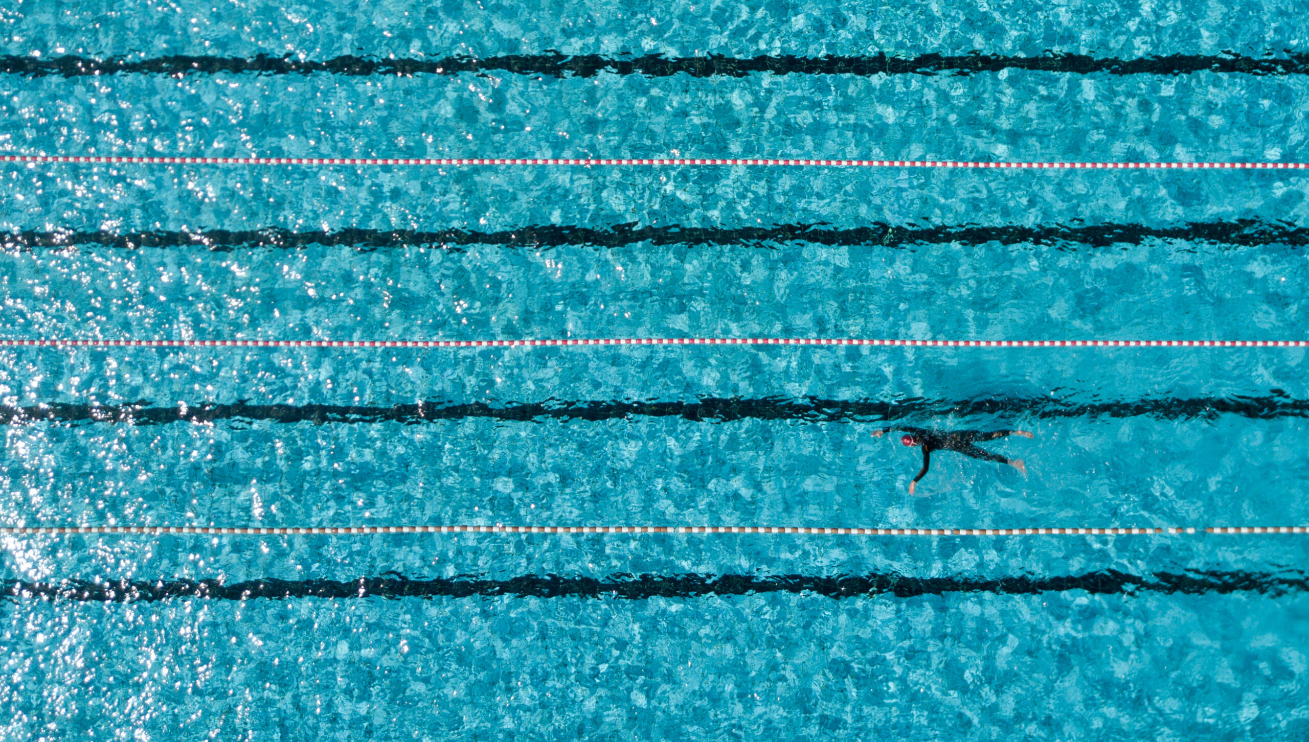 Schwimmer in einem Freibad
