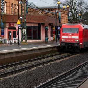 Bahnhofsgebäude aus Backstein mit bunten Säulen des Künstlers Hundertwasser